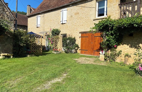 Montignac Apartment | New ground floor apartment in renovated farmhouse on grassed courtyard.
