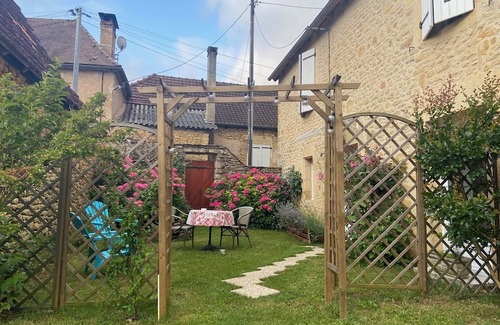 Montignac Apartment | New ground floor apartment in renovated farmhouse on grassed courtyard.