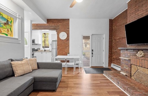 Shadyside Apartment | Shadyside/Pittsburgh, Modern & Accessible 2 Bedroom with Free Parking