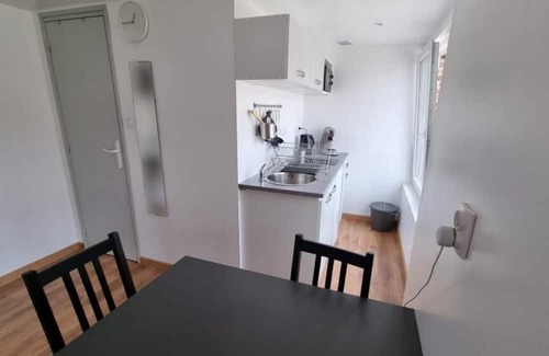 Avesnes-sur-Helpe Apartment | Studio | ground floor | wifi | television