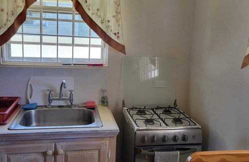 Little Battaleys Apartment | Nice 1-bedroom apartment in St Peter with WiFi