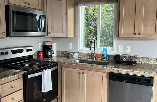 Moses Lake House | Charming bungalow on legacy golf coarse next to potholes reservoir.