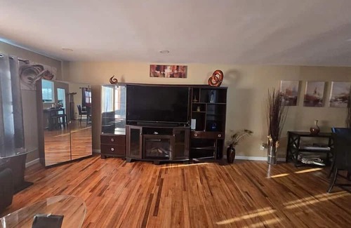 Newburgh House | Fully furnished master king bedroom with it's own full bathroom