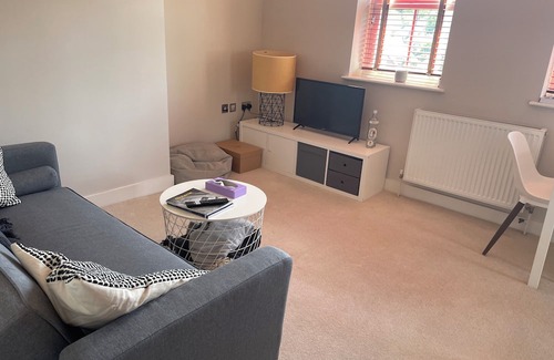 Henley-on-Thames Apartment | Henley Regatta - Walking distance from course. Balcony and parking.