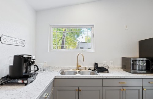South Manchaca House | Cozy Tiny Home | Fire Pit | Game Room | Pet OK
