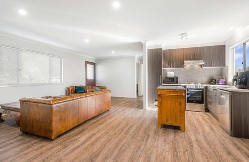 Kew House | Kew Golf Shack - linen supplied, guest wifi available