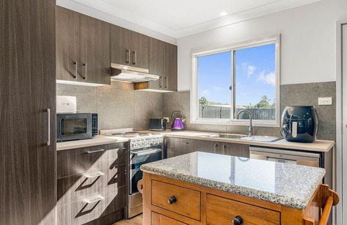 Kew House | Kew Golf Shack - linen supplied, guest wifi available
