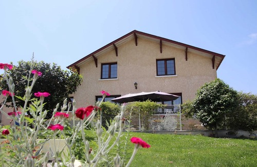 Lahosse House | Homerez - Cozy House with Garden in Lahosse
