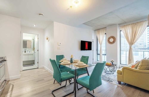 Old Montreal Apartment | Sleeps 6 - Old Port - Indoor Parking