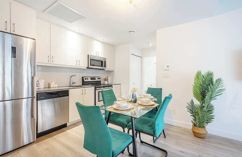 Old Montreal Apartment | Sleeps 6 - Old Port - Indoor Parking