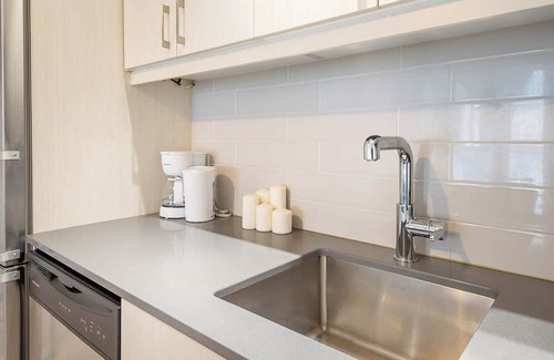Old Montreal Apartment | Sleeps 6 - Old Port - Indoor Parking