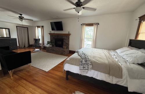 Washburn Other | Cozy Farmhouse Getaway 10 min from Lost Island and Casino