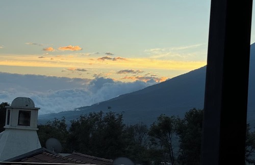 Alotenango House | Antigua Gardens nSpacious 4-bedroom house in enchanting Alotenango with WiFi