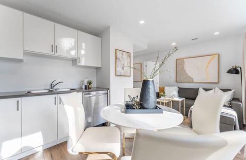 Niagara Falls Apartment | NEW Stylish 2BR Suite | 7 Mins to Falls | Sleeps 6