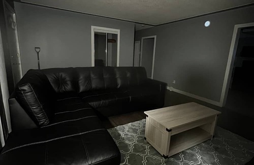 Northeast Edmonton House | Welcoming 3-bedroom house with WiFi in Edmonton and smart tv per room.n