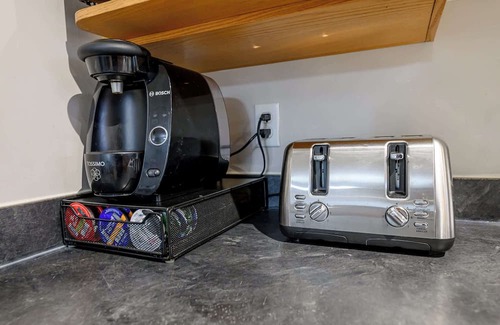Grande Prairie House | King Bed | Workspace | Fast Wi-Fi | Long Stays OK