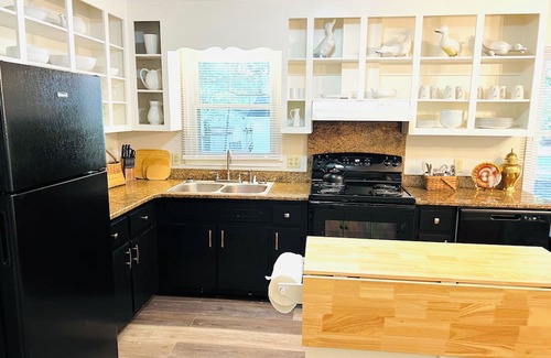 Buies Creek House | The Oasis. Cozy 3-bed house 1 mile to Campbell University. WiFi