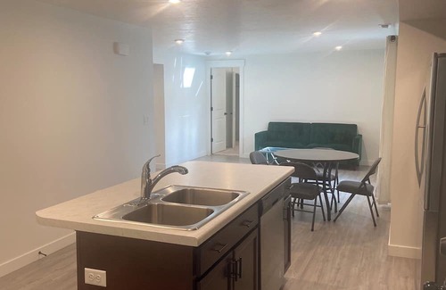 Snowbird House | Charming 2-bedroom basement apartement with WiFi, AC in Saratoga Springs