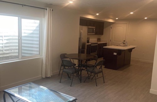 Snowbird House | Charming 2-bedroom basement apartement with WiFi, AC in Saratoga Springs
