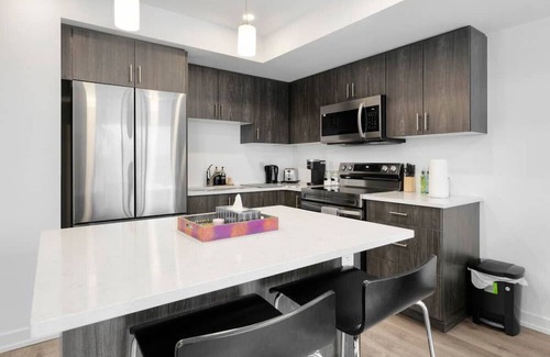 Welland House | Family Friendly Canal Front 3BR with BBQ and Sleeps 8 guests