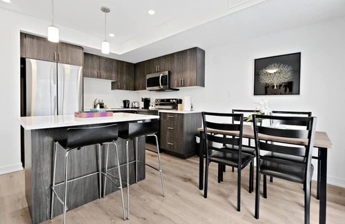 Welland House | Family Friendly Canal Front 3BR with BBQ and Sleeps 8 guests