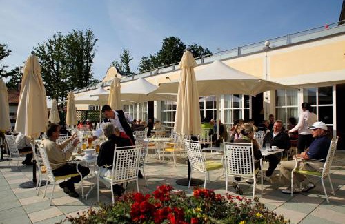 Rotthalmuenster Hotel | Relax at Golfhotel Gutshof Penning with Pool & Breakfast