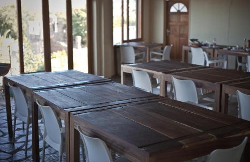 Voigtland Cabin | Relax at Sweet Thorn Retreat Airport Lodge with Pool & Breakfast