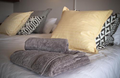 Voigtland Cabin | Relax at Sweet Thorn Retreat Airport Lodge with Pool & Breakfast