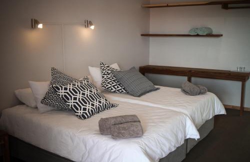 Voigtland Cabin | Relax at Sweet Thorn Retreat Airport Lodge with Pool & Breakfast