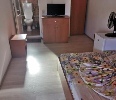 Costinesti House | Discover Vila Strat: Family-Friendly with Hot Tub Access