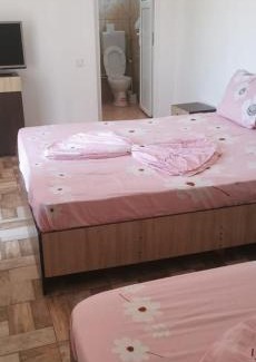 Costinesti House | Discover Vila Strat: Family-Friendly with Hot Tub Access