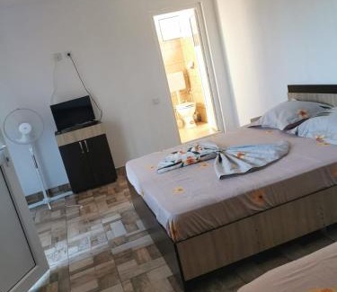 Costinesti House | Discover Vila Strat: Family-Friendly with Hot Tub Access