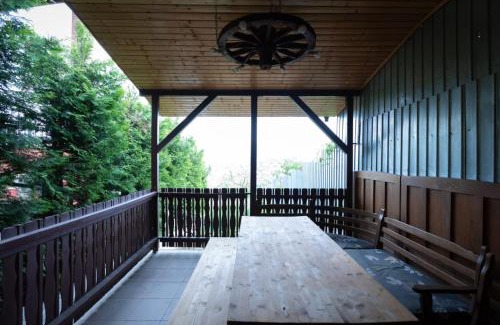 Vulcan House | Casa Mihai Vulcan: Family-Friendly Retreat with Hot Tub
