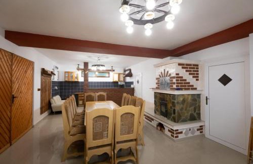 Vulcan House | Casa Mihai Vulcan: Family-Friendly Retreat with Hot Tub