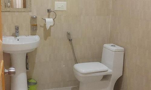Nishat-Shalimar Hotel | Elegant 4-Star FabHotel Prime Rozan Jaai with Hot Tub & Dining