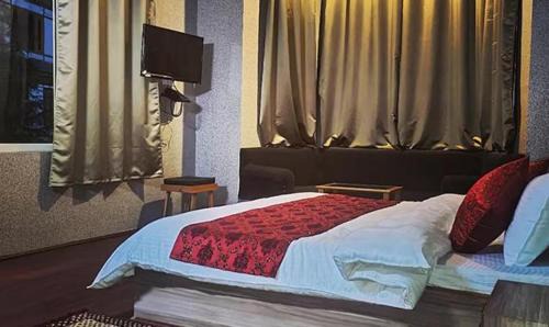 Nishat-Shalimar Hotel | Elegant 4-Star FabHotel Prime Rozan Jaai with Hot Tub & Dining