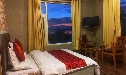 Nishat-Shalimar Hotel | Elegant 4-Star FabHotel Prime Rozan Jaai with Hot Tub & Dining