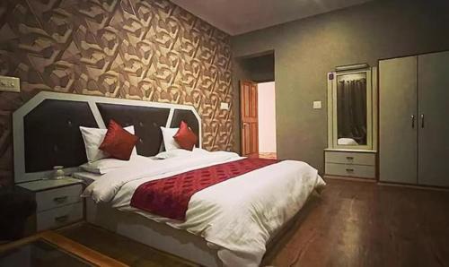 Nishat-Shalimar Hotel | Elegant 4-Star FabHotel Prime Rozan Jaai with Hot Tub & Dining