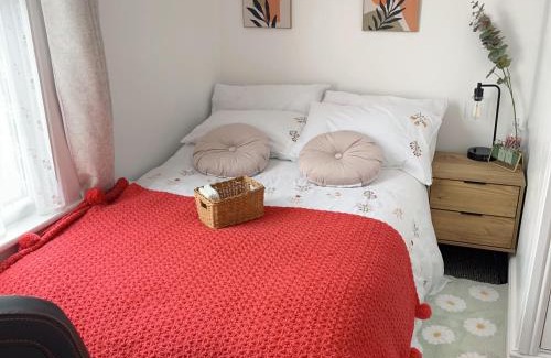 Coventry House | Eco-Friendly Monk’s Lodge with Hot Tub & 10/10 Guest Rating