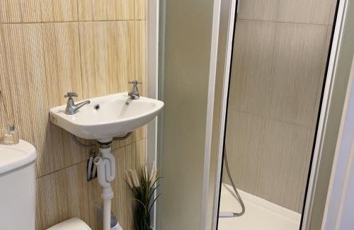 Coventry House | Eco-Friendly Monk’s Lodge with Hot Tub & 10/10 Guest Rating