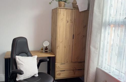 Coventry House | Eco-Friendly Monk’s Lodge with Hot Tub & 10/10 Guest Rating