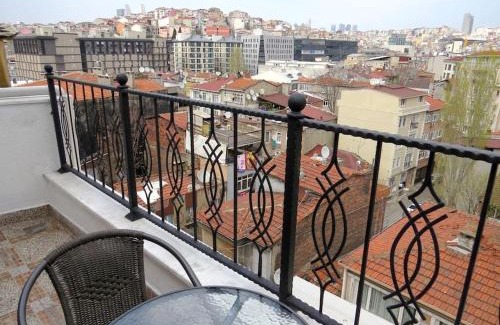 Ifrane Apartment | Inviting Terrace Suite with Spectacular Views for Families