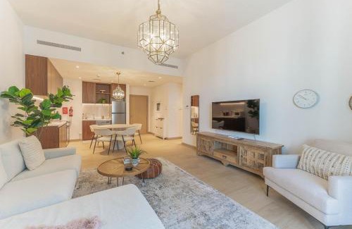 Dubai Apartment | Idyllic Seaside Retreat: 4-Star Ocean View Gem in Port de la Mer