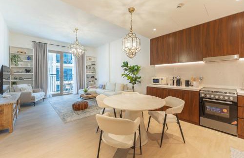 Dubai Apartment | Idyllic Seaside Retreat: 4-Star Ocean View Gem in Port de la Mer