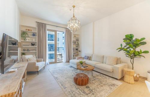 Dubai Apartment | Idyllic Seaside Retreat: 4-Star Ocean View Gem in Port de la Mer