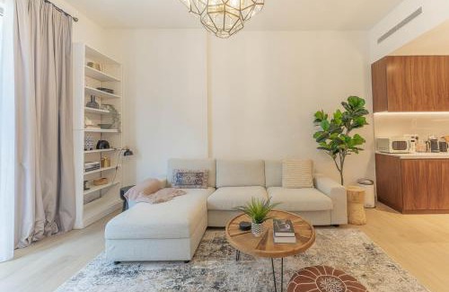 Dubai Apartment | Idyllic Seaside Retreat: 4-Star Ocean View Gem in Port de la Mer