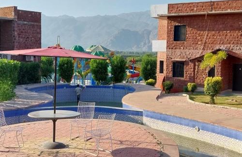 Abu Road Hotel | Stunning Mount Down Resort with Pool and Hot Tub Access