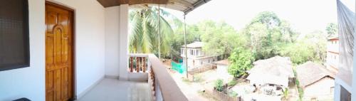 Mandrem Apartment | Cozy Mahalaxmi Guest House: Pet & Child Friendly Stay