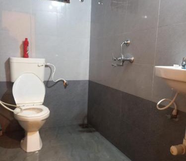 Mandrem Apartment | Cozy Mahalaxmi Guest House: Pet & Child Friendly Stay