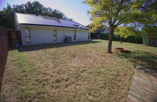 Celina House | Serene 3BR Retreat with Family and Pet-Friendly Options
